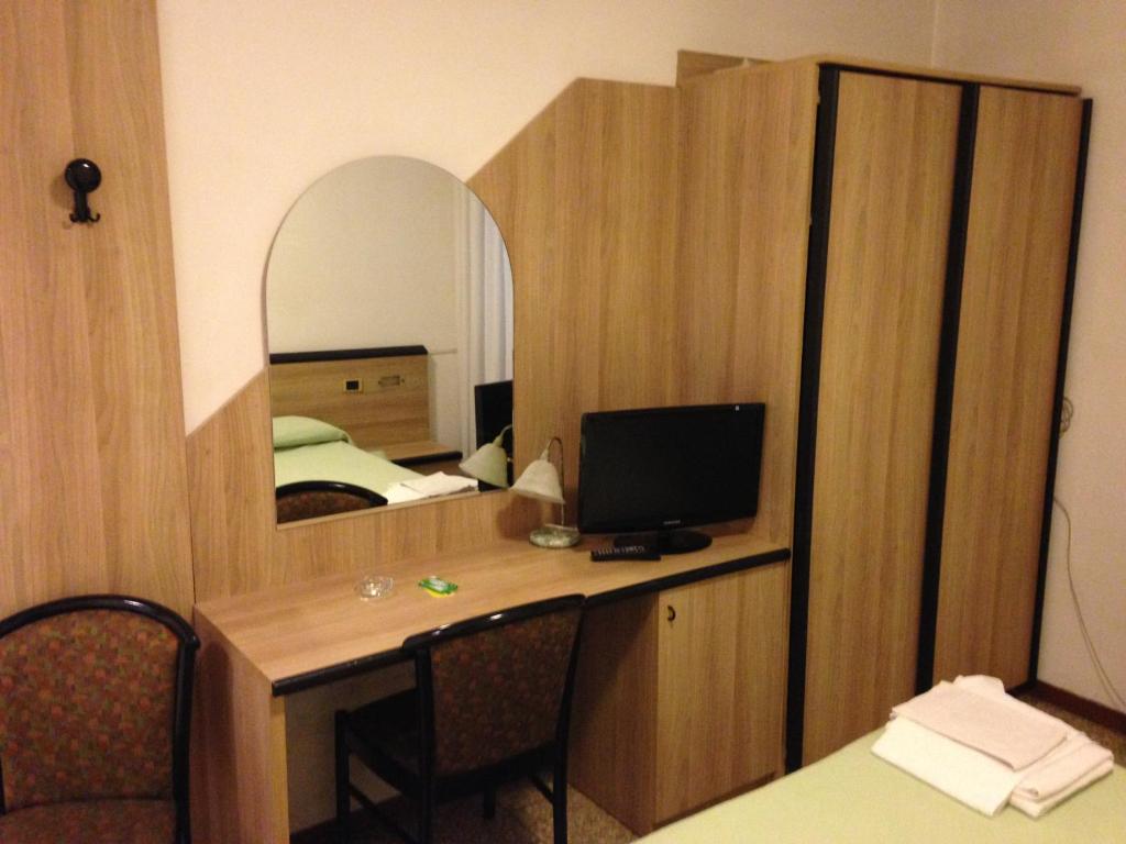 Postel nebo postele na pokoji v ubytování Hotel Roma