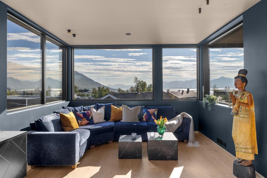 Cozy 2BHK with Private Theatre and Panoramic View - Panoramic View Apartments