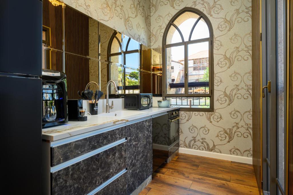 Kuchyň nebo kuchyňský kout v ubytování Junes jaffa Luxury Apartments