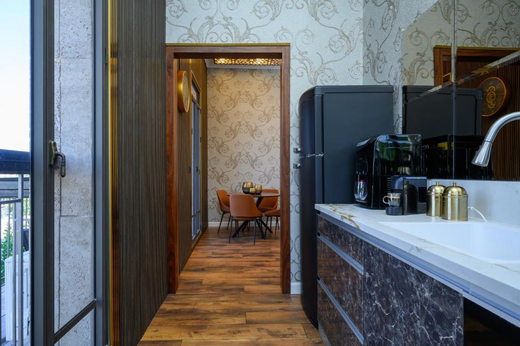 Kuchyň nebo kuchyňský kout v ubytování Junes jaffa Luxury Apartments