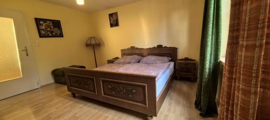Postel nebo postele na pokoji v ubytování Landhaus auf der Alm