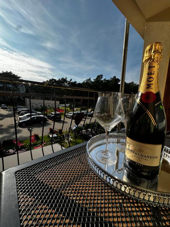 卢克钦Amber Blue Mare的一瓶葡萄酒和一杯酒在桌子上