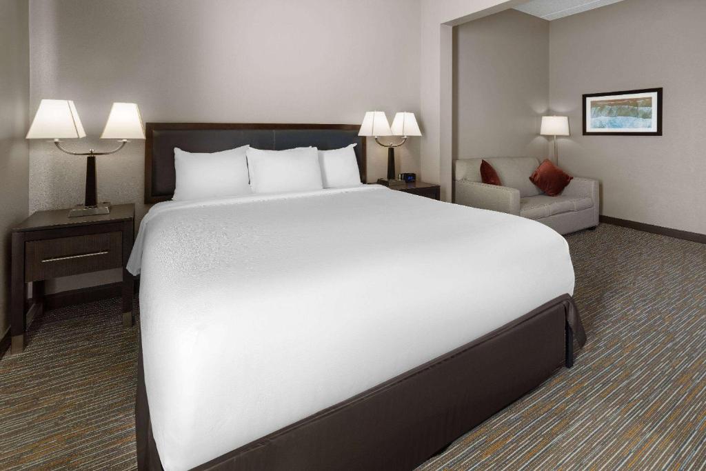 La Quinta Inn & Suites by Wyndham Mooresville - Room King Con Sofá Cama - No Fumadores