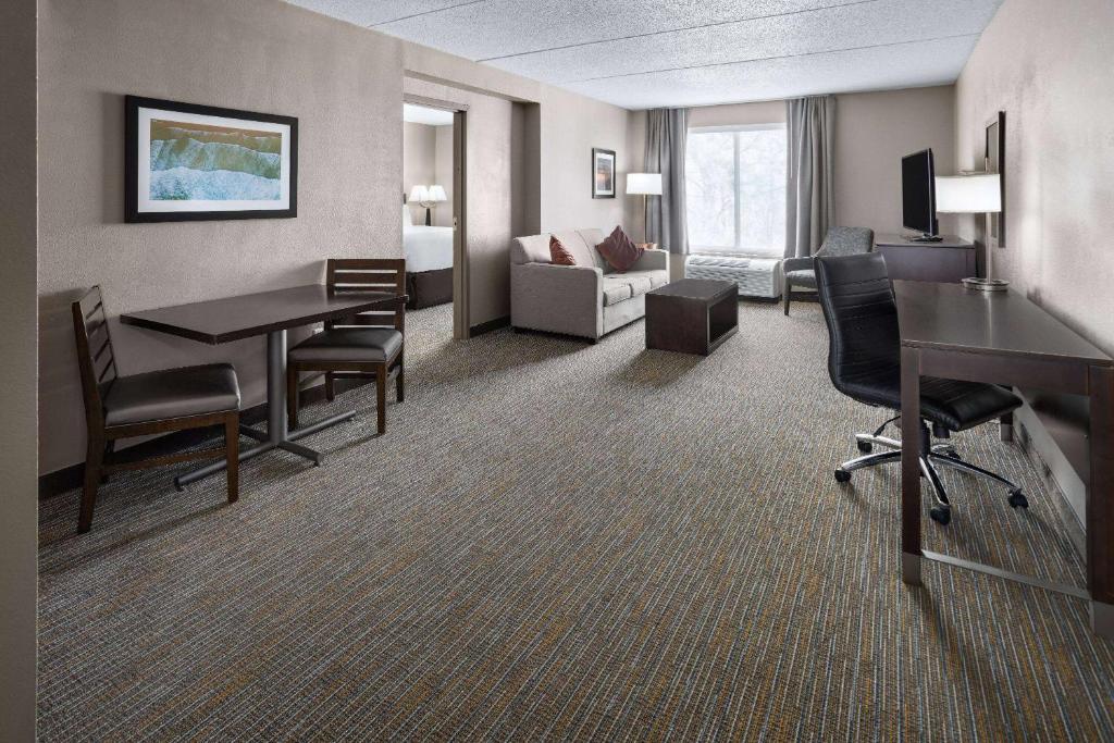 La Quinta Inn & Suites by Wyndham Mooresville - Deluxe King Suite
