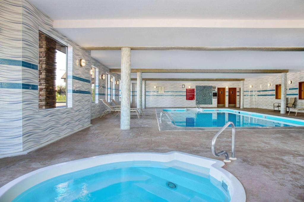 Bazén v ubytování Days Inn & Suites by Wyndham West Edmonton nebo v jeho okolí