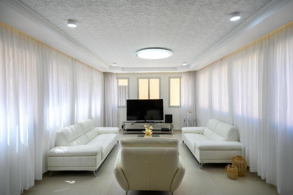 TV a/nebo společenská místnost v ubytování Junes jaffa Luxury Apartments