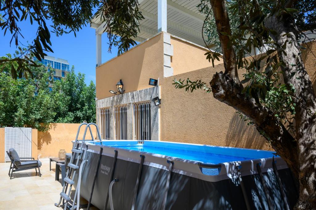 Bazén v ubytování Junes jaffa Luxury Apartments nebo v jeho okolí