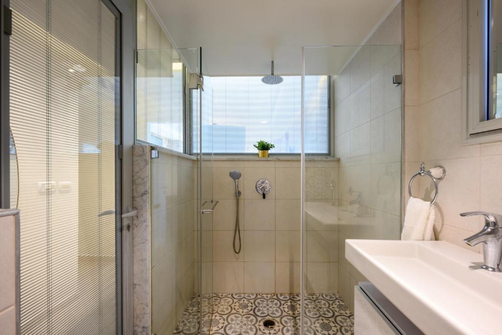 Koupelna v ubytování Junes jaffa Luxury Apartments