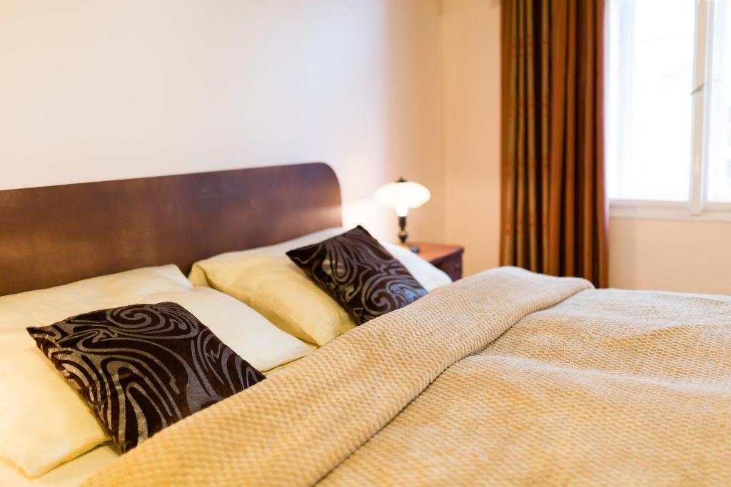 Postel nebo postele na pokoji v ubytování Apartments U Krále Brabantského