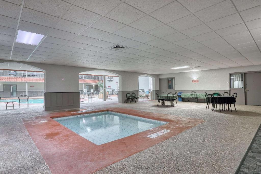 Quality Inn & Suites Green Bay Downtown photo