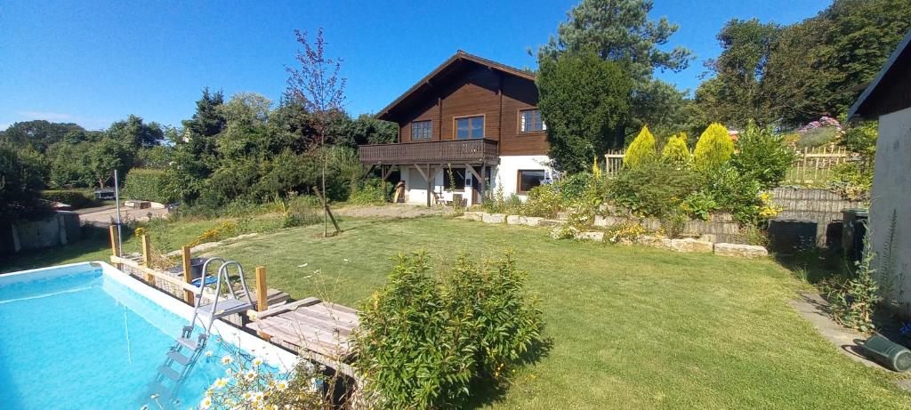Πισίνα στο ή κοντά στο Ferienhaus im idyllischen Nümbrecht Grunewald