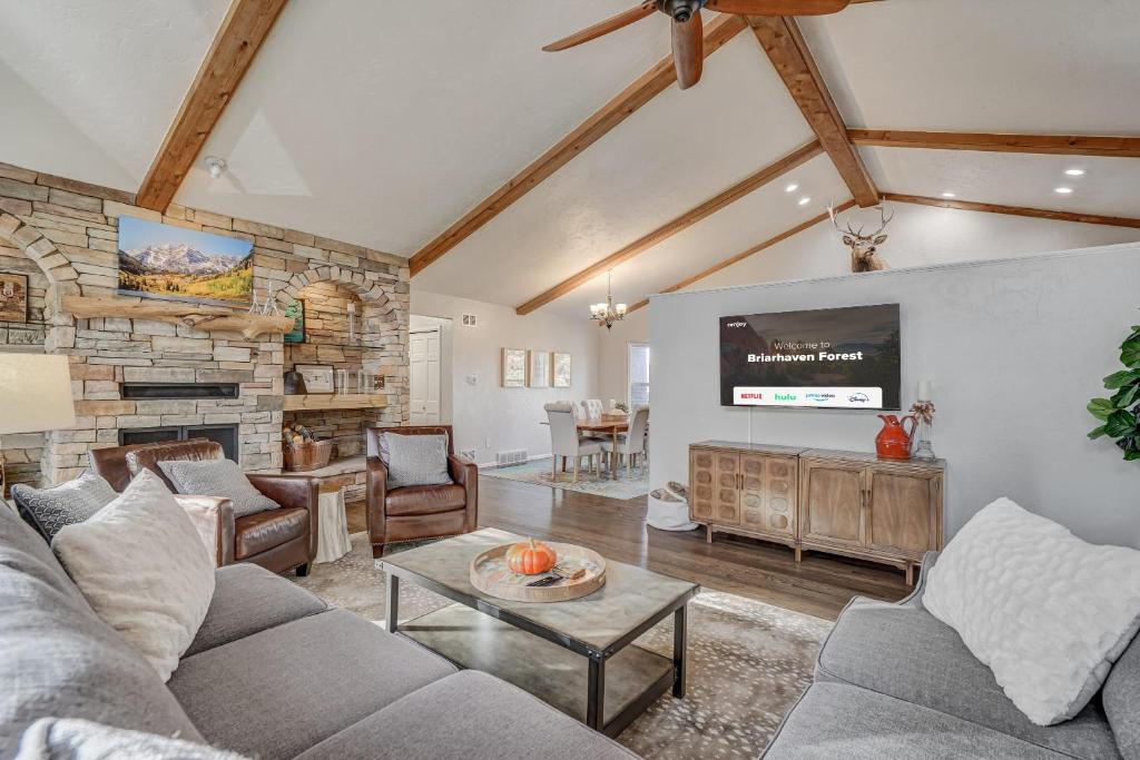 a living room with a couch and a tv at Briarhaven Forest BBQ & Patio & Fast WiFi in Monument