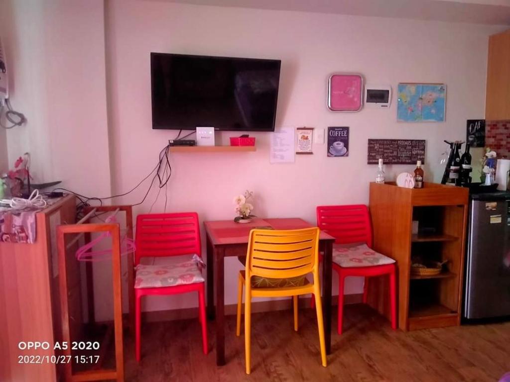 Kuchyň nebo kuchyňský kout v ubytování Lelani's Comfy Condo