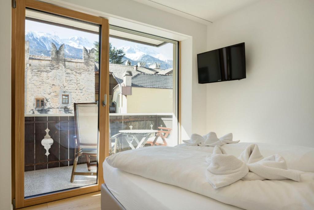 Postel nebo postele na pokoji v ubytování HEIMAT - Chic & Spacious Alpine Escape Schlanders