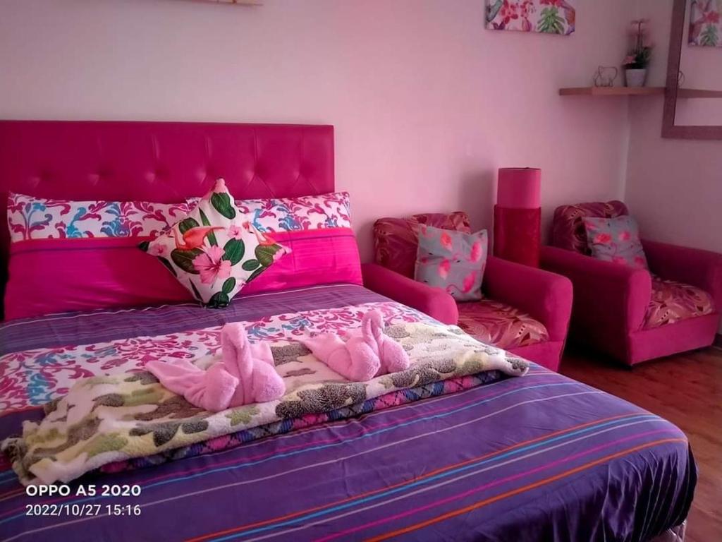 Postel nebo postele na pokoji v ubytování Lelani's Comfy Condo