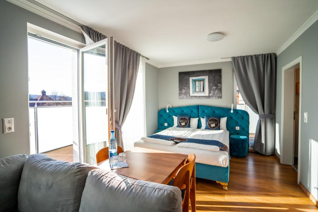 Boardinghouse City Home - Living - Housity