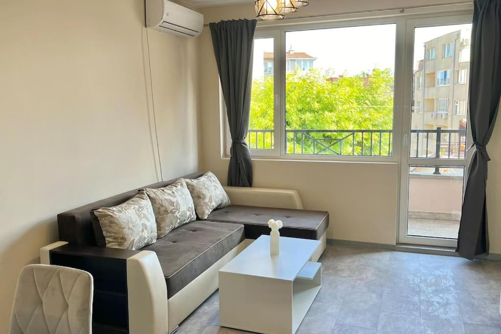 Posezení v ubytování Cozy Apartment in Central Varna