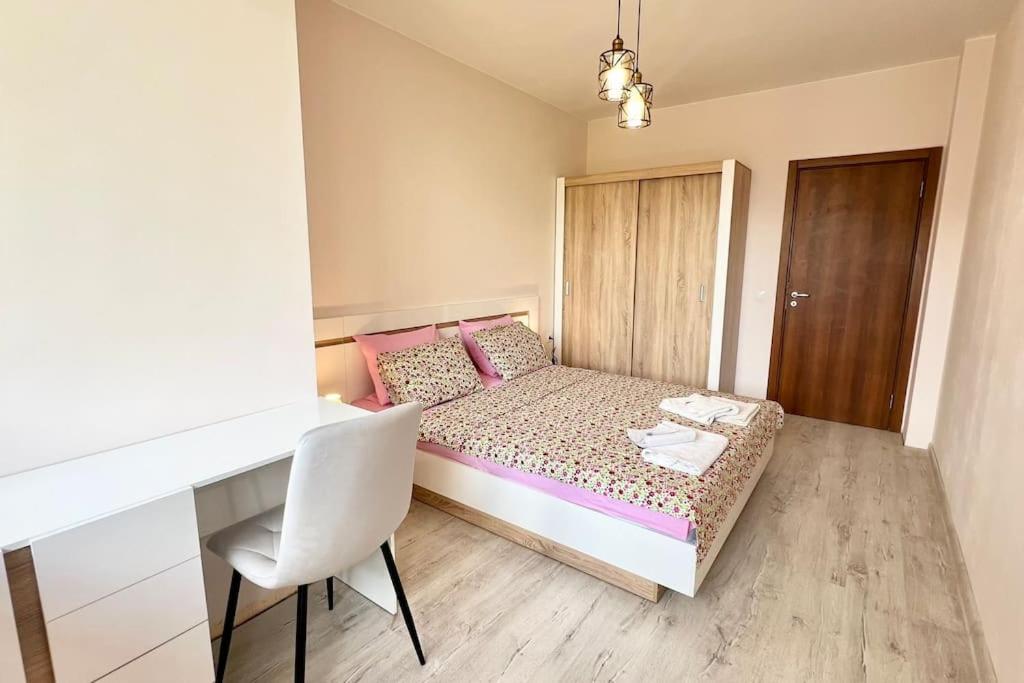 Postel nebo postele na pokoji v ubytování Cozy Apartment in Central Varna