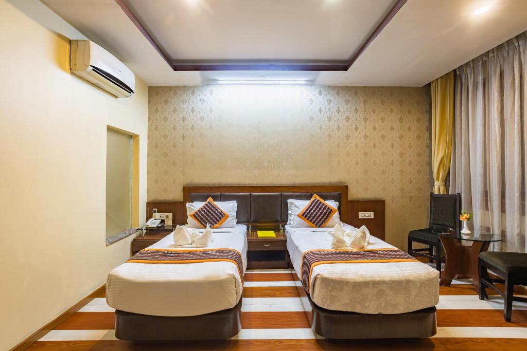 Postel nebo postele na pokoji v ubytování Yellow Pagoda Hotel