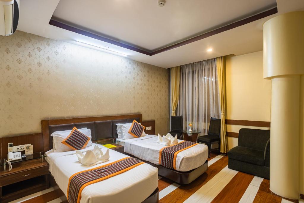 Postel nebo postele na pokoji v ubytování Yellow Pagoda Hotel