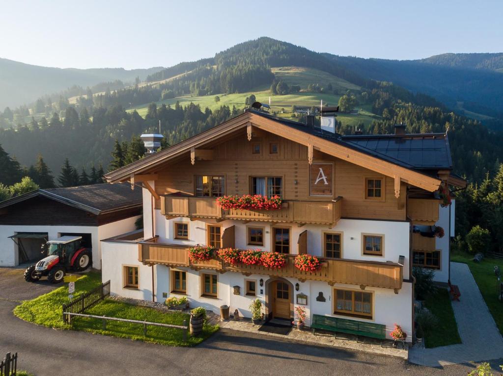 Nespecifikovaný výhled na hory nebo výhled na hory při pohledu z hotelu