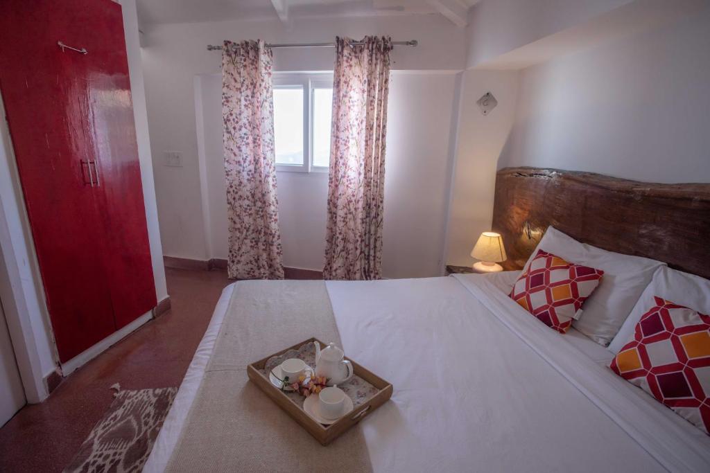 Postel nebo postele na pokoji v ubytování Seclude Mussoorie, Winterline