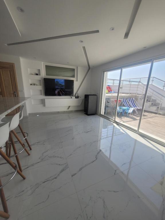 TV a/nebo společenská místnost v ubytování Appartement avec piscine vue sur mer