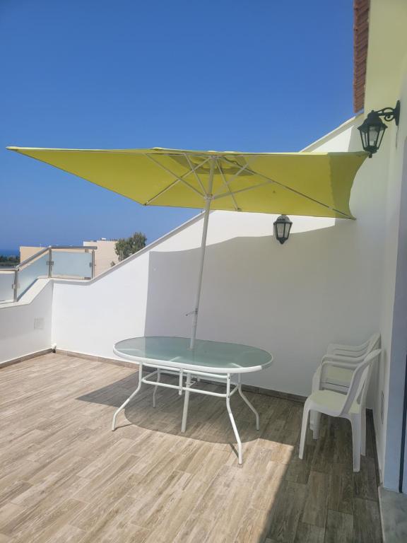 Balkón nebo terasa v ubytování Appartement avec piscine vue sur mer
