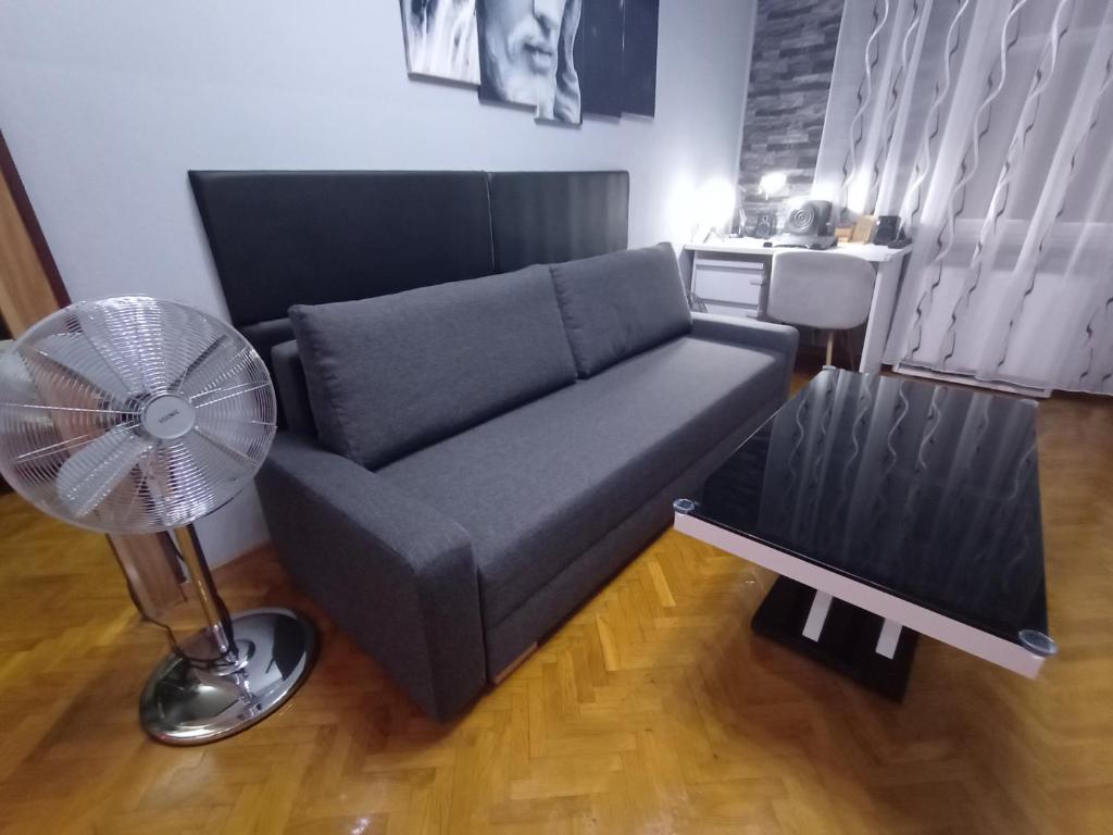 APARTAMENT VENGE -CAŁE MIESZKANIE 46m2 NA WYŁĄCZNOŚĆ - Z JEDNĄ SYPIALNIĄ I JEDNYM SYPIALNO-SALONEM -3 PIĘTRO BEZ WINDY- REZERWACJA BEZ KARTY KREDYTOWEJ-KLIMATYZACJA-NETFLIX-2 ŁÓŻECZKA DZIECIĘCE, BEZPŁATNY PARKING PUBLICZNY NA MONITOROWANYM PODWÓRZU - 12