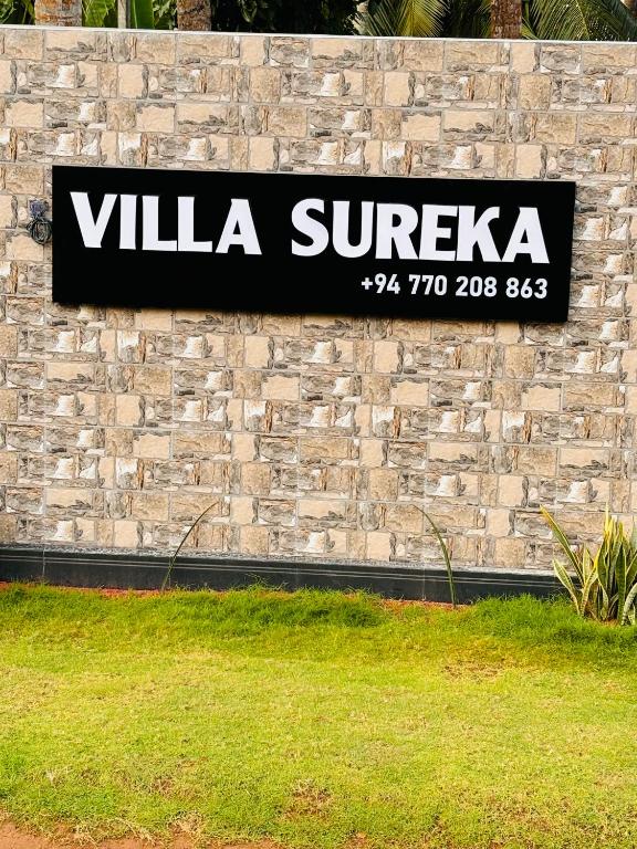 Certificato, attestato, insegna o altro documento esposto da Villa Sureka