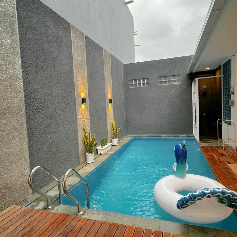 日惹Sampai Villa Tugu的一座大楼内的一座游泳池,配有浴缸