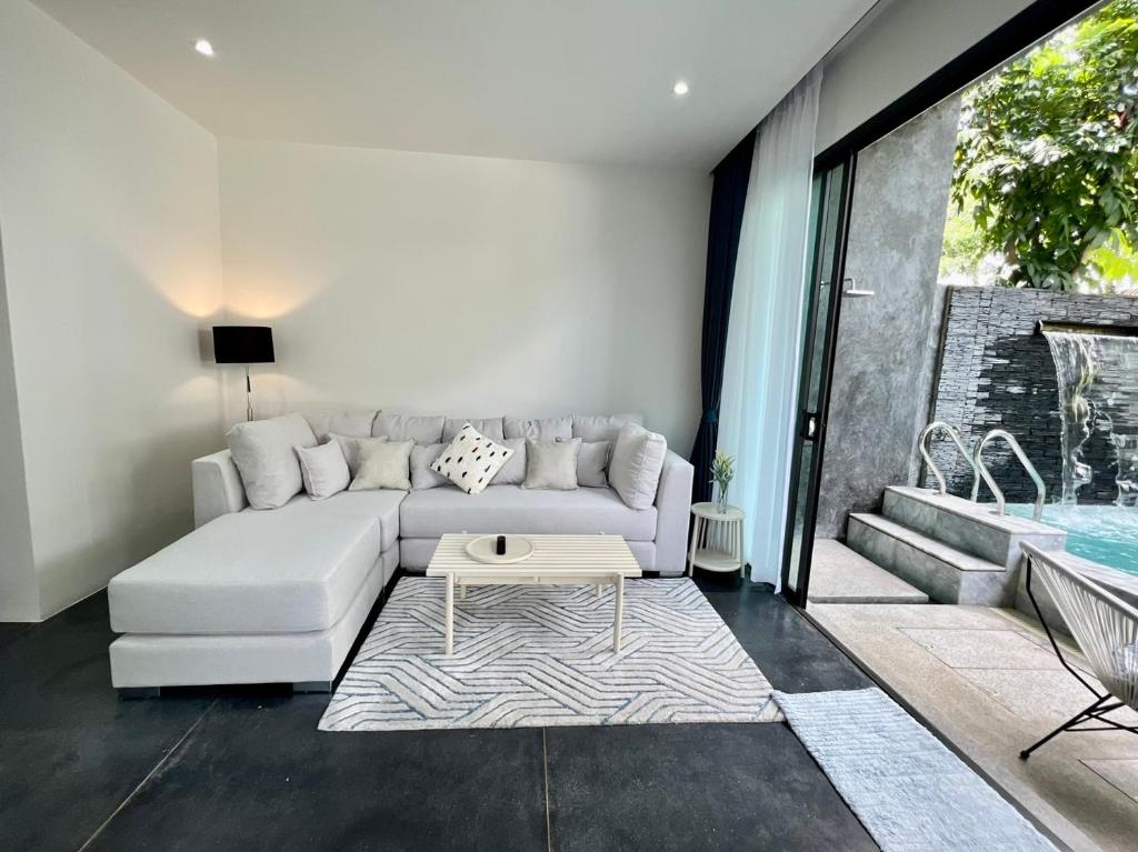 Posezení v ubytování 2 BR Modern Pool Villa Chalong
