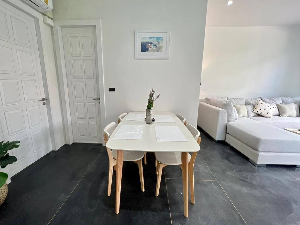 Postel nebo postele na pokoji v ubytování 2 BR Modern Pool Villa Chalong