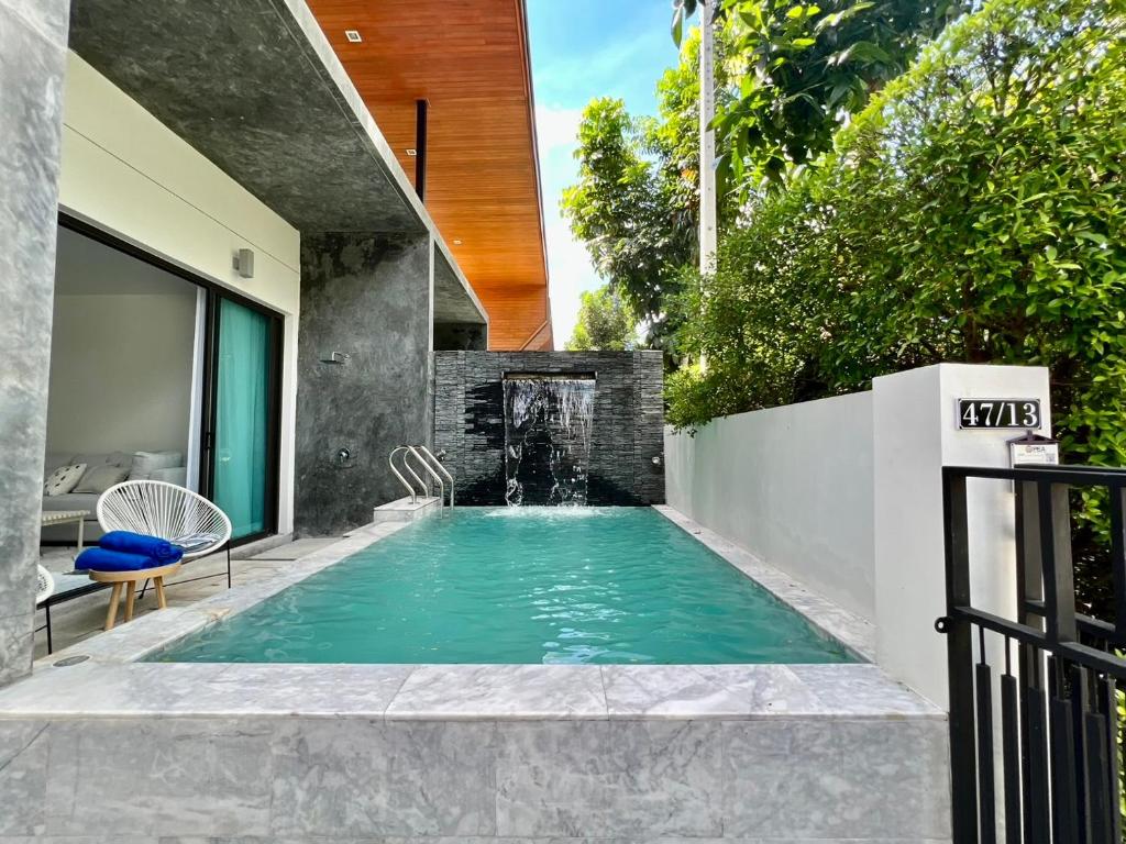 Bazén v ubytování 2 BR Modern Pool Villa Chalong nebo v jeho okolí