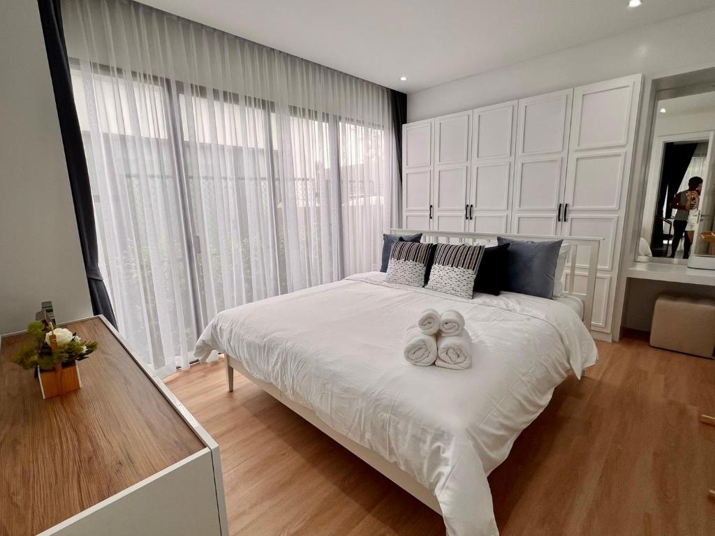 Postel nebo postele na pokoji v ubytování 2 BR Modern Pool Villa Chalong