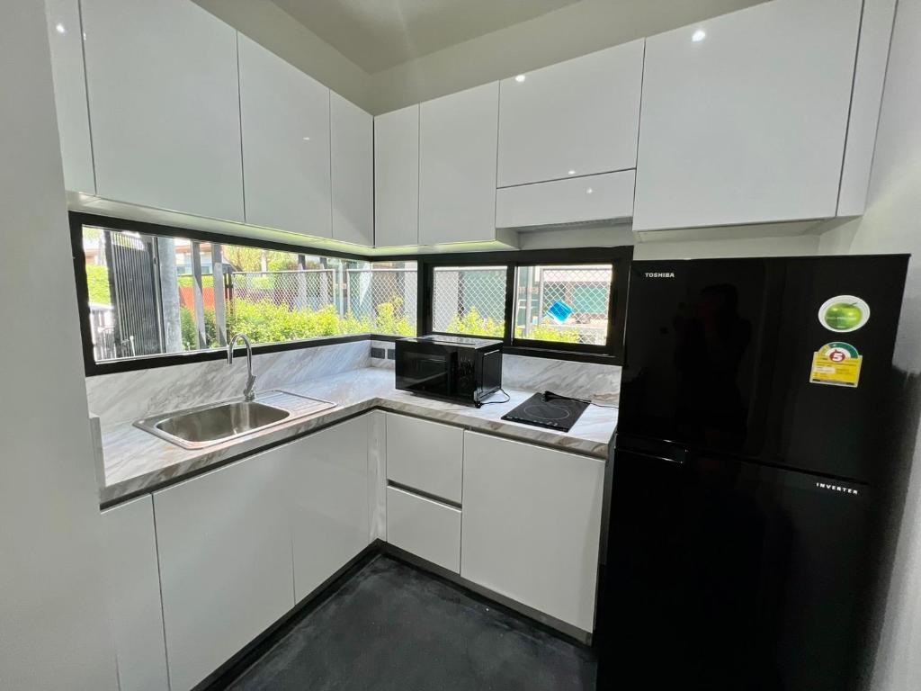 Kuchyň nebo kuchyňský kout v ubytování 2 BR Modern Pool Villa Chalong
