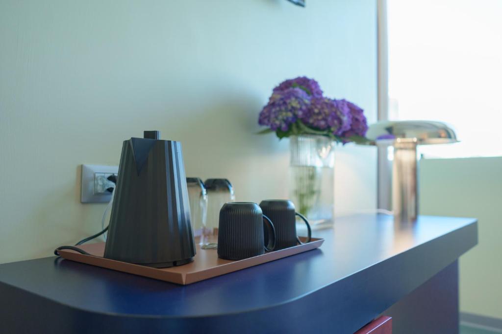 Příslušenství pro přípravu čaje a kávy v ubytování Moderno Hotel Roma