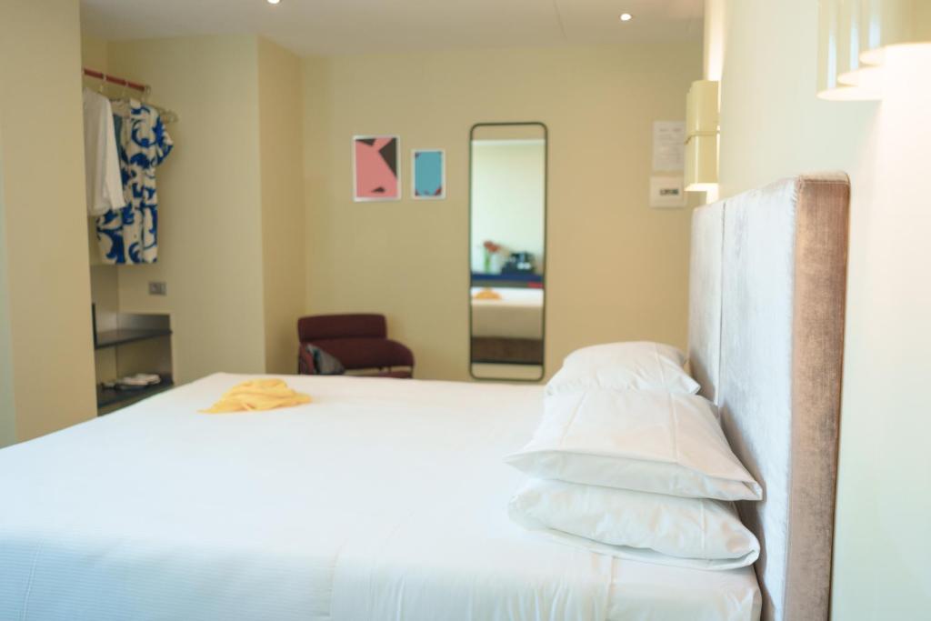 Postel nebo postele na pokoji v ubytování Moderno Hotel Roma