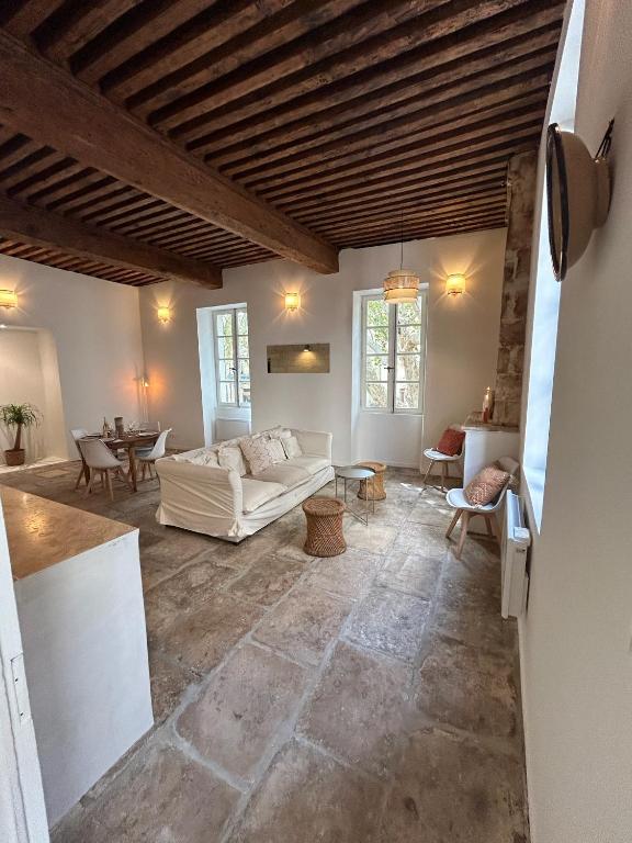 Posezení v ubytování Une Nuit en Provence Appartement Authentique