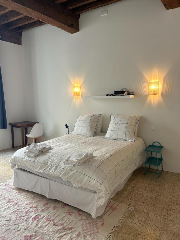 Postel nebo postele na pokoji v ubytování Une Nuit en Provence Appartement Authentique