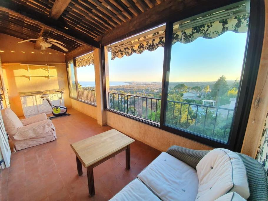 Photo de la galerie de l'établissement Appart spacieux et calme, Vue mer AC domaine privé piscine, à Les Beaumettes