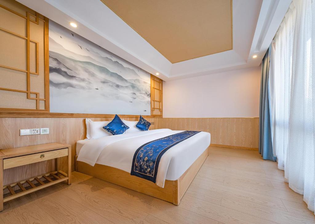 Postel nebo postele na pokoji v ubytování Zhangjiajie DreamWay Hotel - Free pick up service