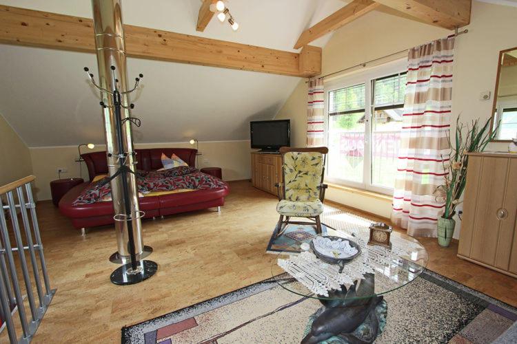 TV a/nebo společenská místnost v ubytování Ferienhaus Backstuber