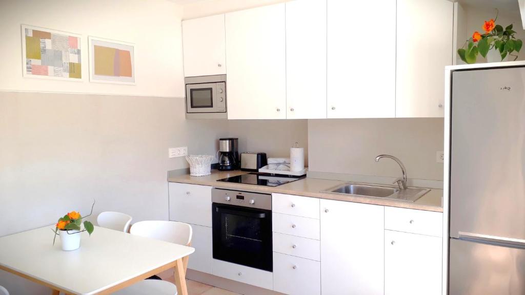Kuchnia lub aneks kuchenny w obiekcie alaia apartamento