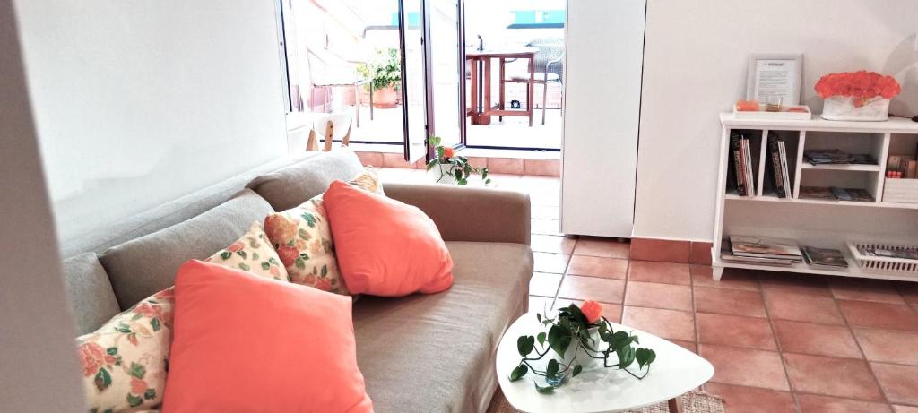salon z kanapą z poduszkami i stołem w obiekcie alaia apartamento w mieście Zarautz