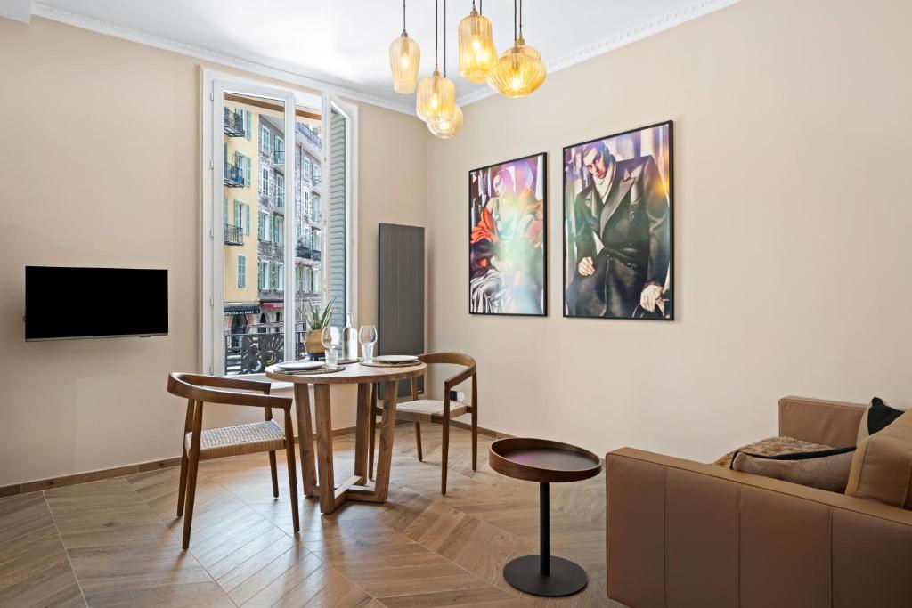 un salon avec une table et un canapé dans l'établissement La Suite Lascaris PORT of NICE #renovated, à Nice