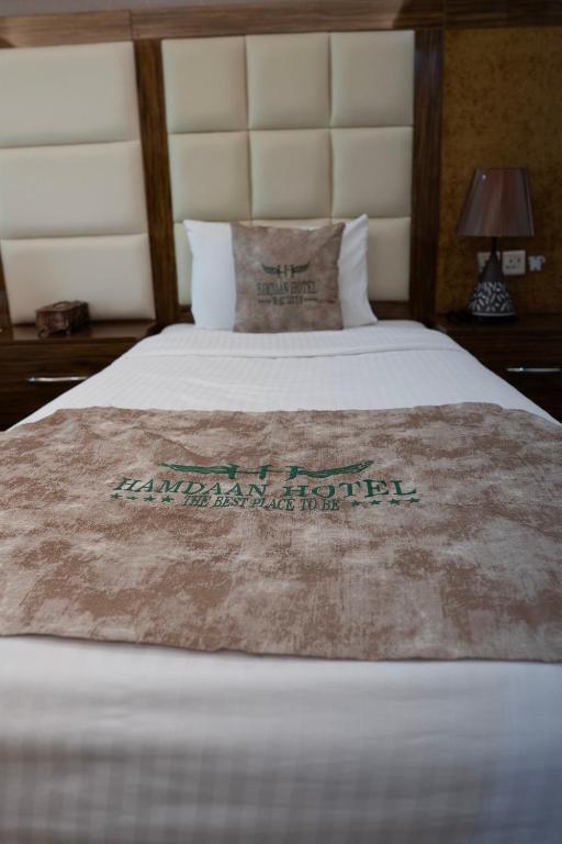 Postel nebo postele na pokoji v ubytování HAMDAAN Hotel
