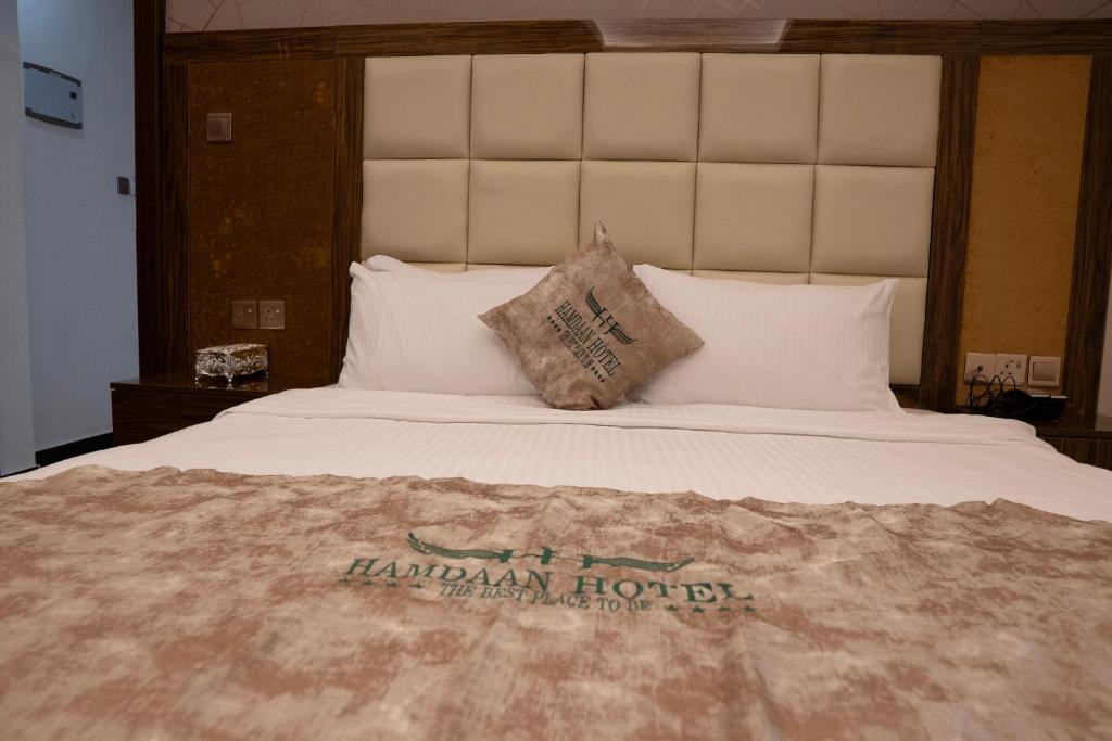 Postel nebo postele na pokoji v ubytování HAMDAAN Hotel