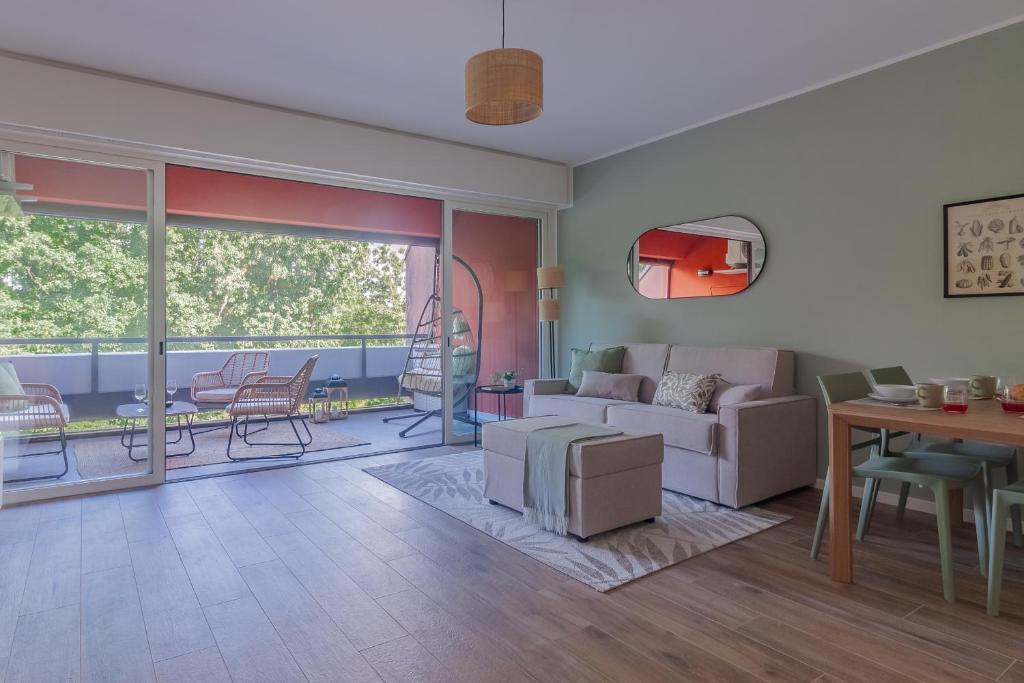 un soggiorno con un divano e un tavolo di Rio Verde - Milano 3 a Basiglio