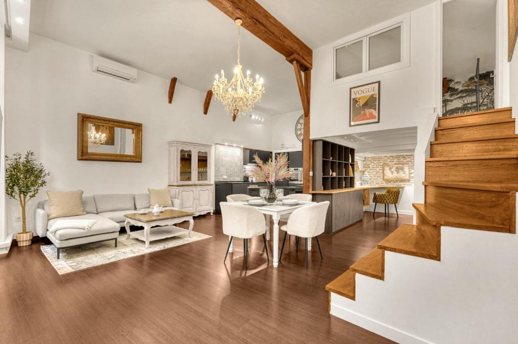 un salon avec un canapé et une table dans l'établissement L'Epicurus - À 5 min du Capitole, à Toulouse